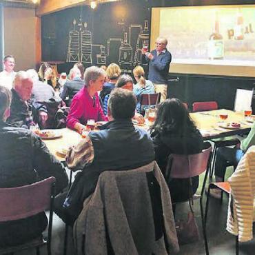 Festtag für ältestes Alkoholgetränk - Bei Brezeln, Weisswurst und einem frischgezapften Bier tauchen die Gäste in die Bierwelt ein und erhalten dazu Informationen von Biersommelier Bertrand Barbey.