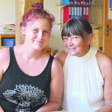 Heute ist es selbstverständlich - Auch Jahre später weiss Beatrix Ulmann (rechts) von den meisten Kindern, welche Wege sie eingeschlagen haben. Und manche bringt der Weg zurück ins «Schildchrötli»,, so wie Betreuerin Martina Schmid. Bild: Celeste Blanc