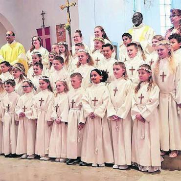 Unter Gottes Regenbogen - 27 Buben und Mädchen aus Muri und Buttwil feiern ihre Erstkommunion. Bild: zg