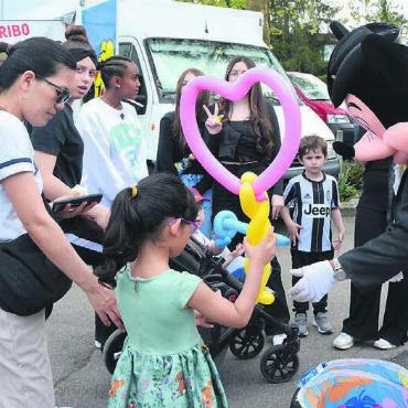 In seiner ganzen Pracht - Mickey Mouse war auch dabei und sorgte für viel Begeisterung bei grossen und kleinen Marktbesuchern.