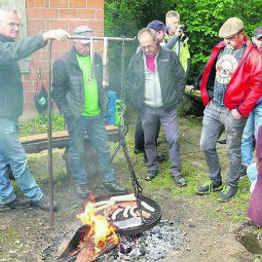 Mit Regenjacke und Pullover - Männerturner – naturnah, in gemütlicher Umgebung. Das mannigfaltige Grillgut brutzelt über dem Feuer. Bild: zg