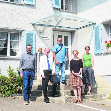 «Einen Plan B gibt es nicht» - Das Projekt von Gabriele Demme (von rechts) und Franziska Plüss von Deplus Architekten GmbH hat die Fachjury sowie Hans-Peter Frey (Präsident Baukommission), Thomas Suter (Vizepräsident Kirchenpflege) und Martin Hard (Fachliche Begleitung) überzeugt. Sie wollen das Matterhaus (im Bild) sanieren und einen Neubau mit Foyer erstellen. Bild: Archiv