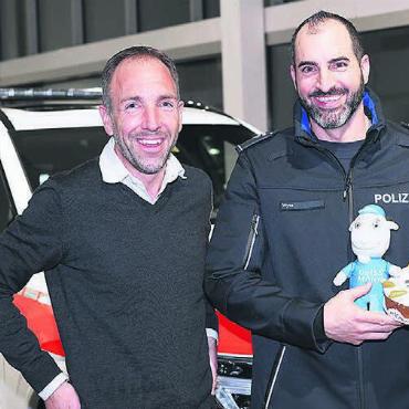 Neuer Polizeiwagen übergeben - Fahrzeugübergabe (v. l.): Simon Hofmann von der Garage Geissmann übergibt Marc Wyss von der Gemeindepolizei Urdorf den neuen Dienstwagen. Bild: pd