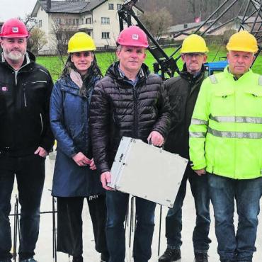 Es geht voran - David Burkhard (Steiger Architekten), Roland Stöckli (Stöckli, Die Baumanager), Stephan Hinners (Stöckli), Marion Steiger (Steiger Architekten), Rainer Heggli (Gemeindeammann Merenschwand), Hannes Küng (Gemeinde Merenschwand), Erich Bär, Matthias Bär (am Bauprojekt mit einem Haus beteiligt) und Armin Leuthard (Ortsbürgergemeinde Merenschwand), von links, feiern die Grundsteinlegung. Bild: Susanne Schild