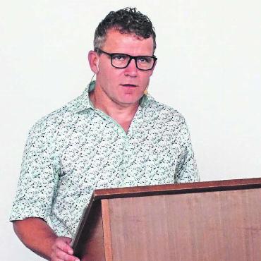 Eine schwarze Null geschrieben - Gemeindeammann Rainer Heggli hat viele Neuigkeiten über Merenschwand an der «Gmeind» zu berichten. Bild: Susanne Schild