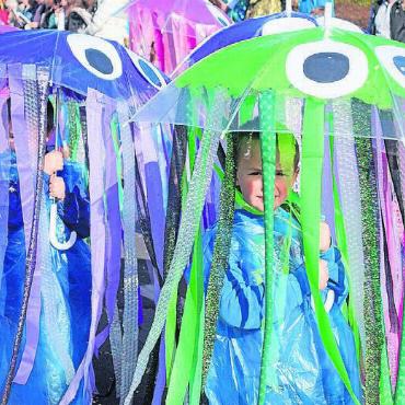 Viel mehr als nur gelb - Der Kindergarten Letten 1 und 2 bringt ganz viel Farbe mit den «Fantastischen Quallen» nach Sins.