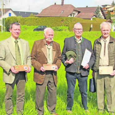 Wolf und Biber beschäftigen - An der GV von Jagd Aargau geehrt: (v.l.) Willy Dräyer (60 Jahre Jagdaufseher), Patrick Isler (Ehrenmitglied), Max Schmid (Ehrenmitglied), Bernhard Hunziker und Walter Müller (beide 25 Jahre Jagdaufseher) und Erich Schmid (Geschäftsführer Jagd Aargau). Bild: zg
