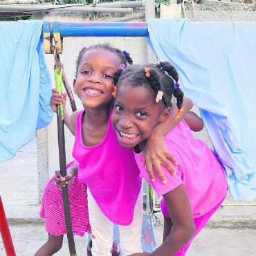 Eines der ärmsten Länder - Dank Miranda Bammert und ihrer Hilfsorganisation können viele Kinder in Haiti wieder lachen. Bild: zg