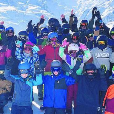 Zwei Premieren - Bei schönstem Wetter genossen die Kinder eine abwechslungsreiche Woche im Skilager. Bild: zg