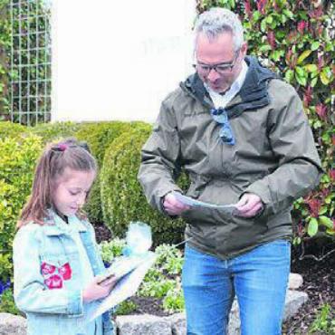 Waltenschwil «taucht ii» - Die jüngste Gekürte: OK-Präsident Roger Wydler mit Jara Cerimi. Bild: ake