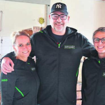 Nach Volg ist nicht Schluss - Das «smaak! fresh»-Team, von links: Sarah Taeschler, Marc Taeschler und Martina Meili, die vor allem in Bettwil tätig sein wird. Bild: ake