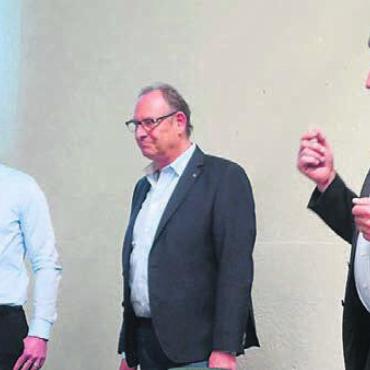 Für eine starke Region - Pius Wyss (rechts) bedankt sich bei Martin Nietlispach und Jules Bittel für das Referat über die Medienlandschaft Freiamt an der Abgeordnetenversammlung. Bild: sus