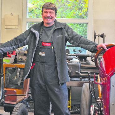 Der Traum des kleinen Jungen - Der Stolz ist Louis Frey anzusehen. Links von ihm steht der Popp-Patent-Motorwagen aus 1898, rechts der Dufaux-Rennwagen von 1904. Bild: Annemarie Keusch