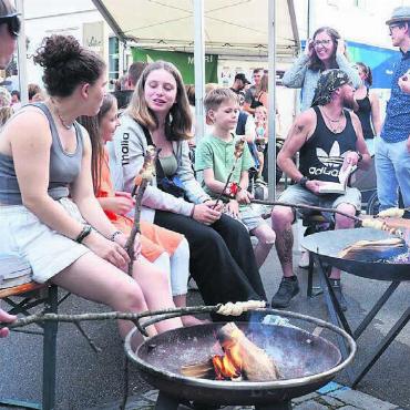 Die Marktstrasse wird zum Event - Wer will, kann sich sein Brot oder auch leckere Würste selber über den Grillschalen zubereiten.