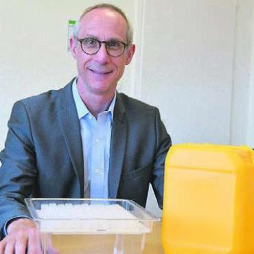 Entwicklung wird nicht stoppen - Aus dem gleichen Kunststoffgranulat stellt die Fischer Söhne AG verschiedene Produkte her. Geschäftsführer Iwan Tresch ist stolz auf die Geschichte. Bild: ake