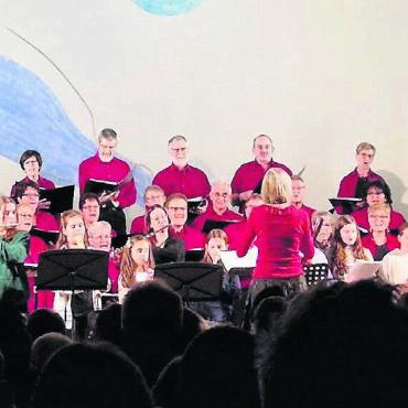 Stimmung, die Grenzen überschreitet - Mit der Unterstützung des Schülerchörlis und von Musikschülern wird das Adventssingen des Regi-Chors zu einem nachhaltigen Erlebnis. Bild: zg