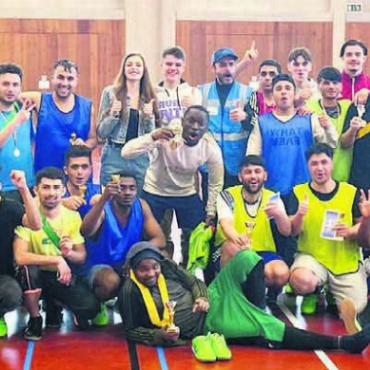 Flüchtlinge für Flüchtlinge - Für sie war es eine äusserst willkommene Abwechslung: die Flüchtlinge beim Fussballturnier zusammen mit Liza und Artem (hinten Mitte), die dieses organisierten. Bilder: zg