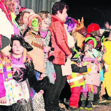 Höllisch gut - Kleine Narren verfolgen das Nachtspektakel mit grossen Augen.