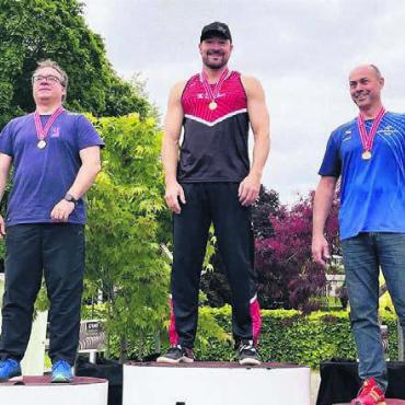Zwei neue Rekorde - Roger Strasser (Mitte) holt in Kreuzlingen zwei Schweizer-Meister-Titel und zwei Rekorde in der Altersklasse M50. Bild: zg