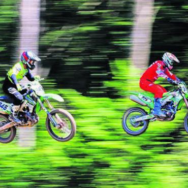 Von Skifahrern und Lokalmatadoren - Den zahlreichen Besuchern am Murianer Motocross wurden viel Action und waghalsige Sprünge geboten. So wie in der Kategorie MX Open. Bilder: Simon Huwiler