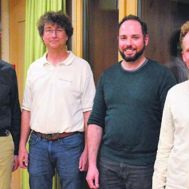 Ein unermüdlicher Schaffer geht - Präsident Stefan Staubli (links), der Vorstand und Geschäftsstellenleiter Andreas Leuppi (rechts) verabschieden sich von Peter Flick (Zweiter von links). Ihm folgt Marlon Keller in den Vorstand. Bild: Celeste Blanc