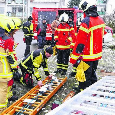 Künftige Kameraden unter sich - Beim Rettungsdienst wird den neuen Feuerwehrmännern und -frauen erklärt, dass sie sich immer nur an den Sprossen der Leiter halten sollen. Bilder: Hans Rechsteiner