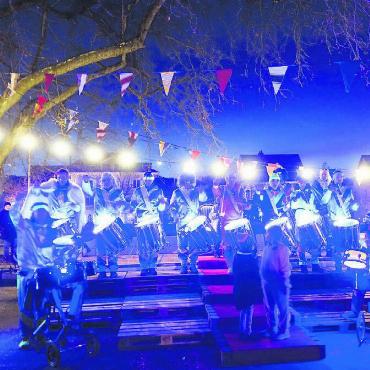 Macht übergeben - Die Tambouren Adelburg erstrahlen in hellem Licht. Nach der Schlüsselübergabe spielen sie den traditionellen Schlüsselmarsch.