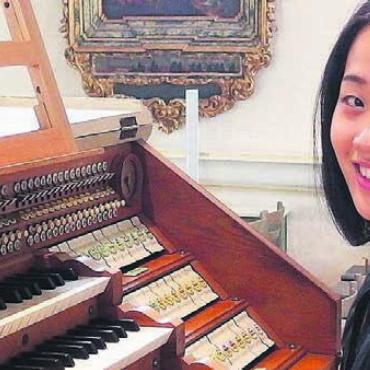 Interessante klangliche Möglichkeiten - Jiyoung Kim-Barthen spielt die Evangelienorgel und die Grosse Orgel.
