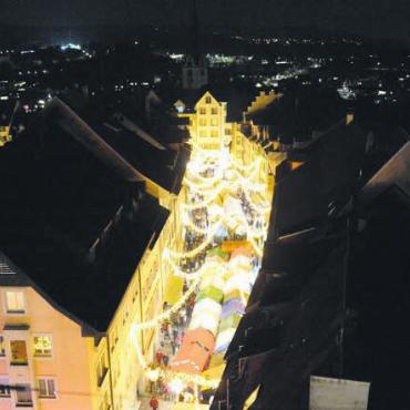 Momente für die Ewigkeit - 2. Dezember: Blick vom Spittelturm auf den Christchindli-Märt in Bremgarten. Auch in diesem Jahr war der bekannte Märt ein Erfolg.