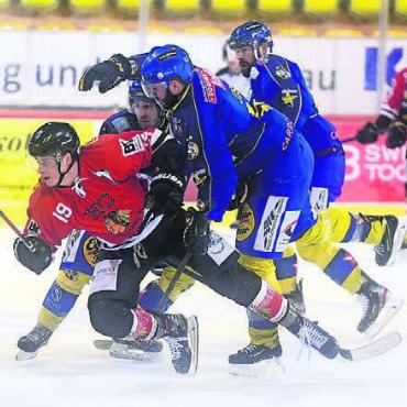 «Unglaublich» – Fi-Gö ist Meister - Carlos Zuberbühler (links, Fi-Gö) im Dreikampf um den Puck.
