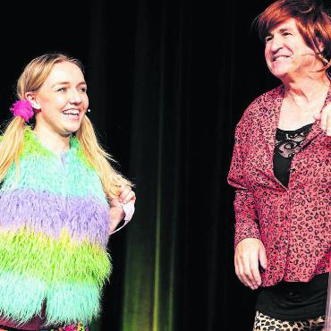 Geballte Komik im Doppelpack - Wenn René und Laura Rindlisbacher in neue Rollen schlüpfen, bleibt kein Auge trocken. Bild: zg