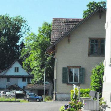 Bereits das nächste Grossprojekt - Die Parzellen südlich des Gemeindehauses werden kaum ausgenützt – das soll sich bald ändern. Bild: Celeste Blanc