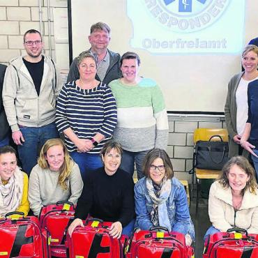 Ab sofort im Einsatz - Die First Responder, die im Oberfreiamt im Einsatz sind, mit Ausrüstung. Bild: zg