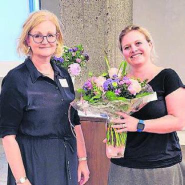 Neue Spital-Stiftungsrätin gewählt - Stiftungsratspräsidentin Sabina Rüttimann (links) gratuliert Nadja Koch zur Wahl in den Stiftungsrat des Spitals Muri. Bild: zg