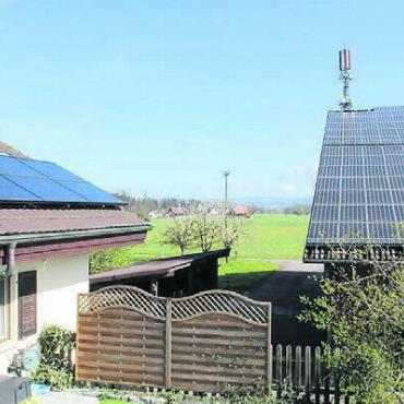 Von Elektroautos bis Pelletheizung - Kleine PV-Anlage, solarthermische Anlage und grosse PV-Anlage auf dem Bucherhof in Mühlau. Bild: zg