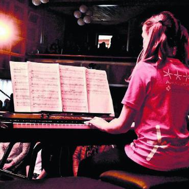 Musik zum Greifen nah - Auf der Demotour der Musikschule können die Schülerinnen und Schüler Bühnenluft schnuppern. Bild: pd
