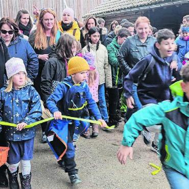 Mit dem Osterhasen auf Eiersuche - Im Sauseschritt geht es los ins Unterholz. Hier warten 1000 Eier auf die grossen und kleinen Eiersucher. Bilder: Susanne Schild