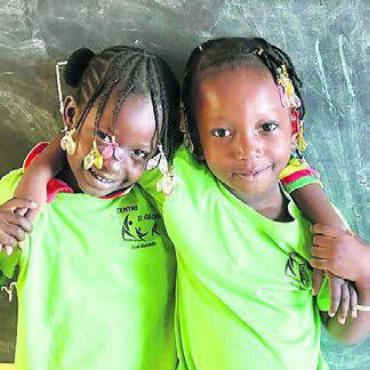 Ein zweites Schulzentrum - Zwei glückliche Kinder im Centre St. Georges. Bild: zg