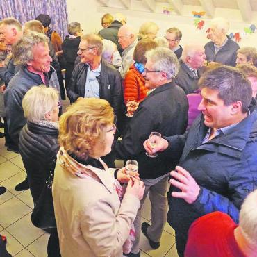 Mal in den Spiegel schauen - Zum Neujahrsapéro sind so viele Beinwilerinnen und Beinwiler gekommen, dass der Pfarrsaal fast aus den Nähten platzte. Bilder: Susanne Schild