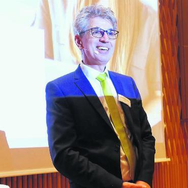 «Die Welt geht nicht unter» - Donato Scognamiglio, CEO und Mitinhaber der Informations- und Ausbildungszentrum für Immobilien AG, referiert am Finanzapéro der Raiffeisenbank Oberfreiamt über den Schweizer Immobilienmarkt und wie es damit in Zukunft weitergeht. Bild: Susanne Schild