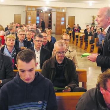 Auf Messers Schneide - Thomas Suter, Vizepräsident der Kirchenpflege Muri, verteilt die Stimmzettel für die Abstimmung über den Rückweisungsantrag. Bild: Susanne Schild