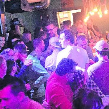 200 Liter Freibier flossen in Muri - Platz ist an diesem Abend im «Wave» Mangelware. An der Handover-Party werden «Wände ausgelotet».