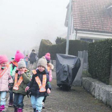 Die Schwächsten schützen - Derzeit führt nur ein sogenanntes Aargauer Trottoir entlang der Geissmann-Ackermann-Strasse. Die Gemeinde will ein richtiges Trottoir bauen. Die Anwohner schlagen eine andere Variante vor. Bild: Chregi Hansen