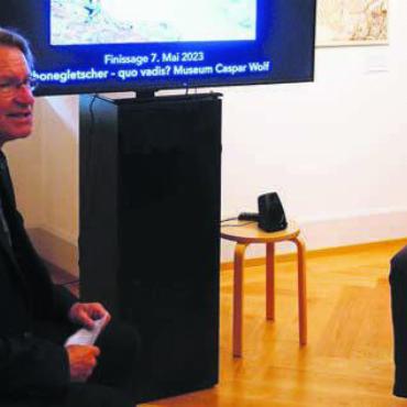 Sorge um die Zukunft - Kurator Peter Fischer (links) im Gespräch mit dem Murianer Filmemacher Raphael Knecht. Bild: sus