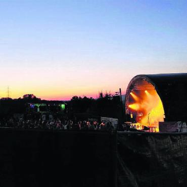 Der legendäre Sturm blieb aus - Abendrot und Bühnenlicht zaubern eine ganz spezielle Stimmung über die «Mettler-Wiese» in Mühlau. Bilder: Susanne Schild / zg