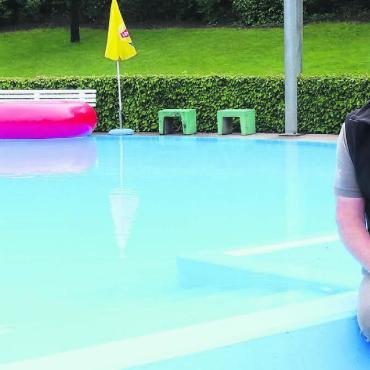 Das Herz kränkelt - Betriebsleiter Martin Burkart freut sich auf das schöne Wetter. Mit diesem werden sich die Liegewiesen und Becken in der Badi Muri schnell wieder füllen. Bild: Susanne Schild