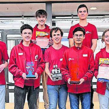 Ausgeklügelte Roboter - Das Team «mindfactory» mit der Murianerin Ella Robinson (vorne rechts). Bild: zg