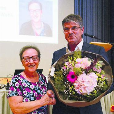 Mit ganz viel Wehmut Adieu gesagt - Mit einem grossen Blumenstrauss und einem Geschenk bedankte sich Ammann Ueli Lütolf bei Rosmarie Schneider für ihren Einsatz zugunsten der Gemeinde.