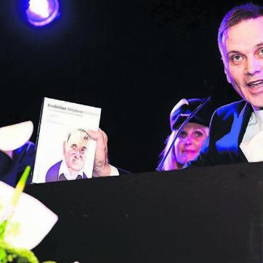 Er hat seine Berufung gefunden - Vorgänger und Nachfolger tauschten als Geschenke Bücher aus: Alex Hürzeler (links) übergab das Amt des Landammanns an Jean-Pierre Gallati. Bild: Alexander Wagner