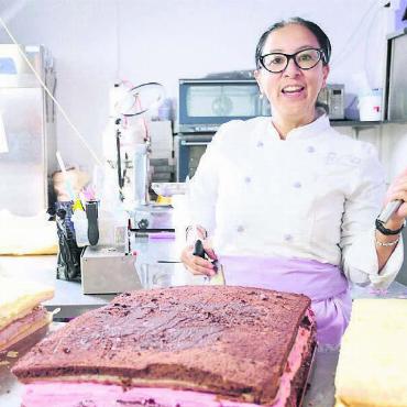 Süsse Weltneuheit geschaffen - Natasha Lee Fokas in ihrer Backstube bei «SweetyCakes»: «Die besten – und verrücktesten – Ideen kommen mir beim Verzieren.»